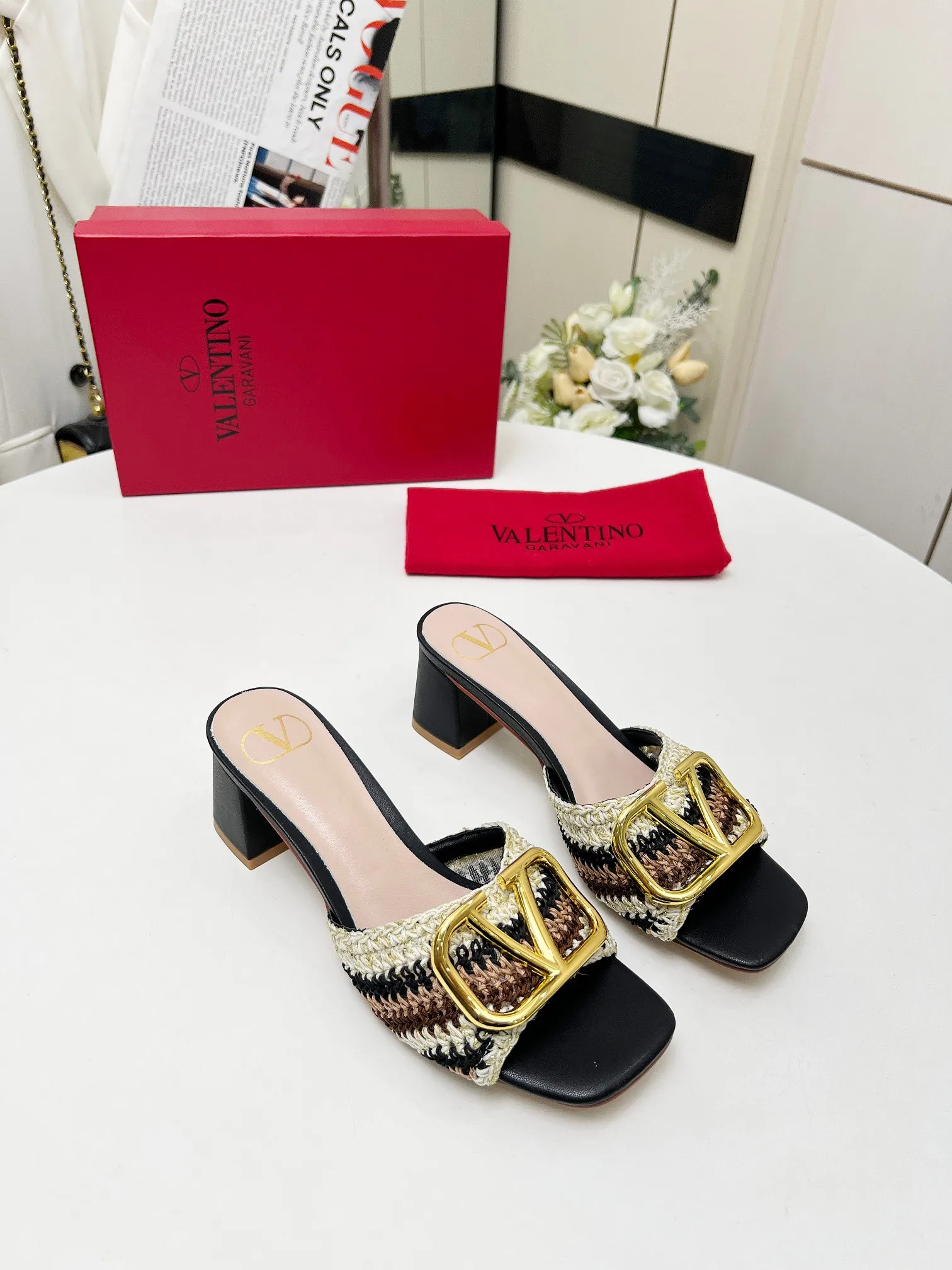 👟👟Ex-factory price 440👟👟 Genuine leather sole +30 🆕 Valentino👑👑 Latest series with perfect hand-woven details. A very eye-catching catwalk series launched [strong][strong] Code number: 35 to 43 (genuine leather sole +30)